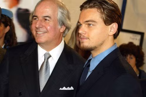 Kể từ đó, Abagnale tiếp tục hàng loạt phi vụ lừa đảo ở nhiều nước trên thế giới, trong đó nổi bật là việc y đóng giả làm phi công của Hãng Pan Am với cái tên Frank Williams và có những chuyến đi miễn phí vòng quanh thế giới.