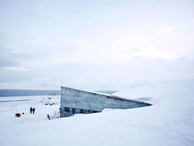 Hầm lưu trữ hạt giống Svalbard, Na Uy: Đây là căn hầm trữ hạt giống đề phòng trường hợp các thảm họa môi trường cực lớn có thể xảy ra. Rất ít người được phép ra vào nơi đây, ngay cả các quốc gia gửi hạt giống cũng không vào được. Nếu một thảm họa lớn xảy ra 890.000 loại hạt giống được bảo quản từ hầu hết các quốc gia trên thế giới sẽ đảm bảo lựa chọn thực phẩm.