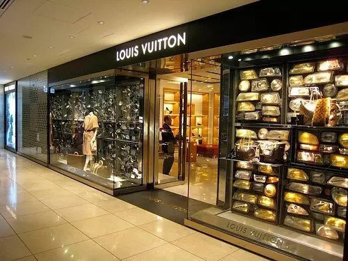 Hãng Louis Vuitton đã kiếm được 5,8 triệu USD trong năm đầu mở chi nhánh ở Nhật và kiếm gấp đôi trong năm tiếp theo