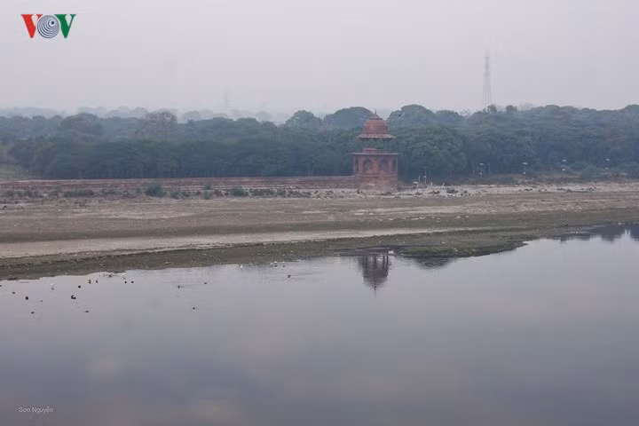 Đối diện với đền Taj Mahal phía bên kia sông Yamuna ngày nay vẫn còn di tích của hành cung mà hoàng đế Shan Jahan sống những năm cuối đời, sau khi bị con trai phế ngôi. Vị hoàng đế kiêu dũng sau khi mất đi người vợ yêu đã không còn thiết tha với giang sơn nữa. Nguyện vọng cuối cùng của ông là được giam lỏng tại nơi này để mỗi chiều ngắm Taj Mahal soi bóng bên dòng sông.