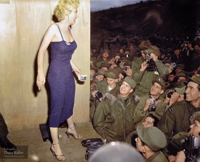 Marilyn Monroe có buổi biểu diễn trước hàng ngàn binh sĩ tháng 2/1954.