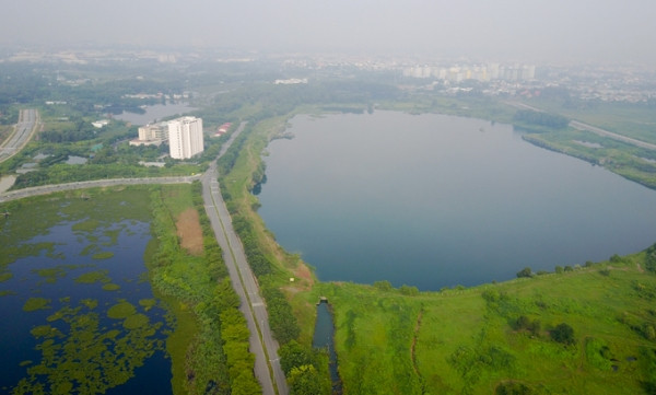 Hồ Đá từ trên cao nhìn xuống.