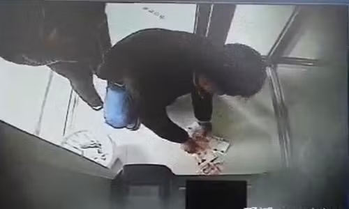 Lực lượng chức năng nhanh chóng phát hiện được đối tượng “hôi của”. Ảnh: QQ