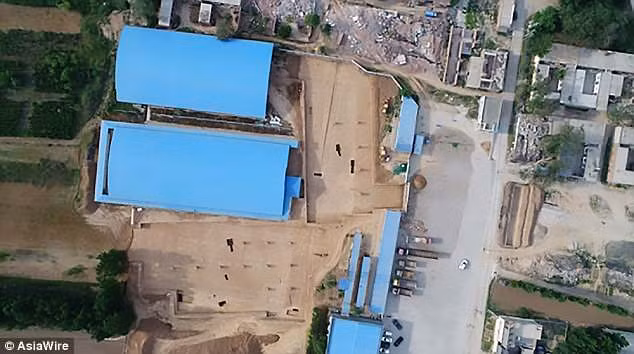 Bên cạnh thi hài của Tào Tháo, các chuyên gia còn tìm thấy một ngôi mộ nhỏ hơn ở gần gian chính trong khu lăng mộ được cho là Cao Ngang - con trai cả của Tào Tháo đã chết trận khi còn trẻ.