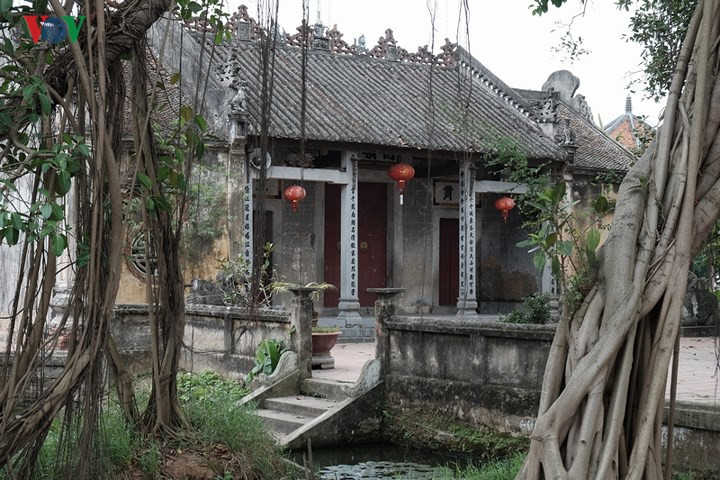 Đình làng Nôm là một ngôi đình còn khá nguyên vẹn sau bao biến cố lịch sử. Đình làng Nôm hướng quay mặt ra ao làng, được xây dựng theo hình chữ tam, phía trước gồm năm gian đại bái, tiếp đó là ba gian chính đường, hai bên có tả vu hữu vu được làm thông nhau không phân gian, cuối cùng là phần hậu cung (cung cấm), trong cung có bài vị của Ngài, nơi đây chỉ mở cửa vào dịp đại lễ.