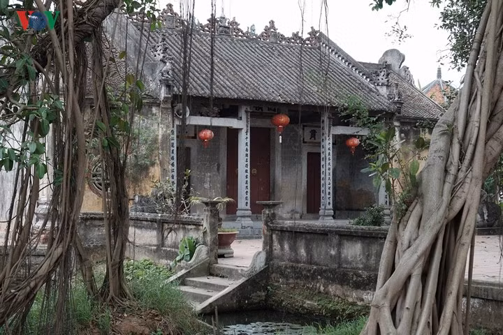 Đình làng Nôm là một ngôi đình còn khá nguyên vẹn sau bao biến cố lịch sử. Đình làng Nôm hướng quay mặt ra ao làng, được xây dựng theo hình chữ tam, phía trước gồm năm gian đại bái, tiếp đó là ba gian chính đường, hai bên có tả vu hữu vu được làm thông nhau không phân gian, cuối cùng là phần hậu cung (cung cấm), trong cung có bài vị của Ngài, nơi đây chỉ mở cửa vào dịp đại lễ.