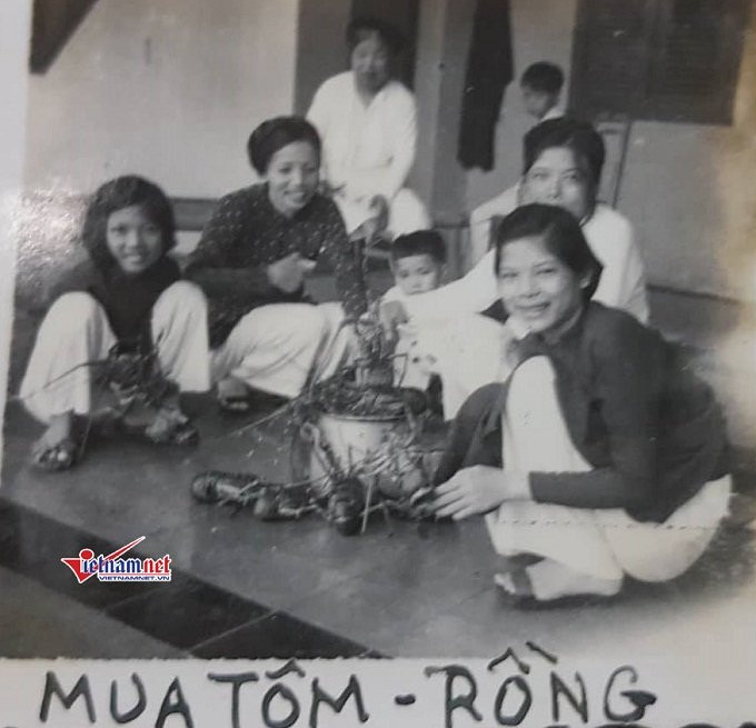 Cảnh mua tôm rồng (tôm hùm) tại nơi nghỉ dưỡng của gia đình ở Sầm Sơn - Thanh Hóa.
