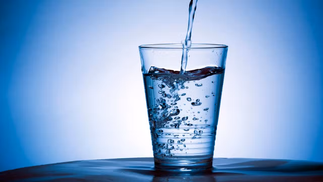 Bất kỳ chuyển động nào dù là nhỏ nhất của người quá cố sẽ khiến ly nước có sự thay đổi. Điều này sẽ giúp bác sĩ và những người thân của người đã mất kiểm tra xem họ đã tử vong chưa trước khi đem đi mai táng.