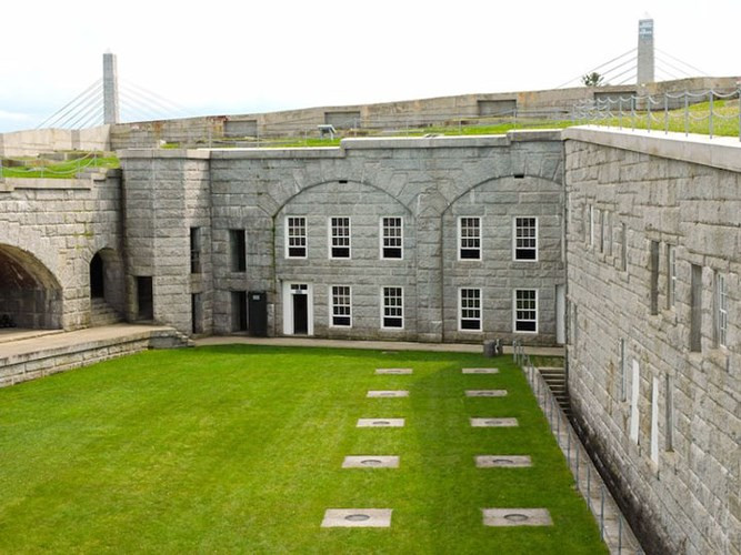 Fort Knox, Kentucky: Được xây dựng xong vào năm 1936 với chi phí chỉ hơn nửa triệu USD, kho vàng Fort Knox của Mỹ nằm trên một khu đồi ở bang Kentucky mang thiết kế có thể chống chọi được bất kỳ một dạng tấn công nào. Nơi đây cũng được coi là có hệ thống bảo vệ nghiêm ngặt nhất hành tinh.