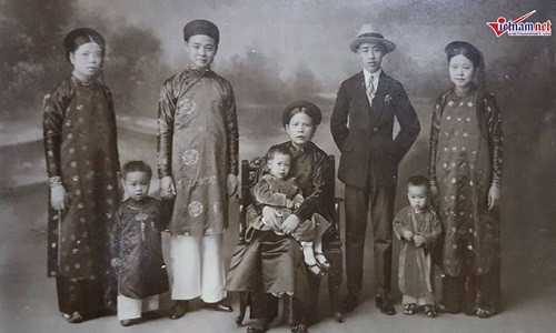 Những năm đầu thế kỷ 20, ở khu vực phố cổ Hà Nội có gia tộc họ Phó sinh sống và hành nghề đông y gia truyền. Đây là bức ảnh chụp gia đình thầy lang Phó Đức Định - một trong những gia đình thuộc dòng họ này.