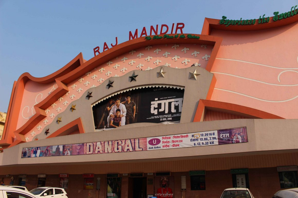 Nhiều cửa hàng, các bức tường thành cũng được xây bằng đá hoa cương hồng góp phần tạo nên vẻ đẹp độc đáo của thành phố Jaipur.