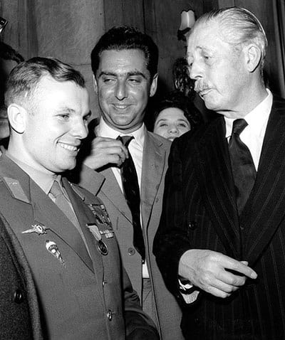 Vào ngày 12/4/1961, Gagarin được chọn thực hiện sứ mệnh đầu tiên của con người trong vũ trụ. Chuyến du hành lịch sử này diễn ra thành công và Yuri Gagarin trở thành người đàn ông đầu tiên bay vào vũ trụ. Khi trở về mặt đất, ông được ca ngợi là người hùng của Liên Xô.