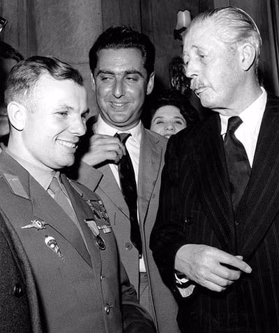 Vào ngày 12/4/1961, Gagarin được chọn thực hiện sứ mệnh đầu tiên của con người trong vũ trụ. Chuyến du hành lịch sử này diễn ra thành công và Yuri Gagarin trở thành người đàn ông đầu tiên bay vào vũ trụ. Khi trở về mặt đất, ông được ca ngợi là người hùng của Liên Xô.