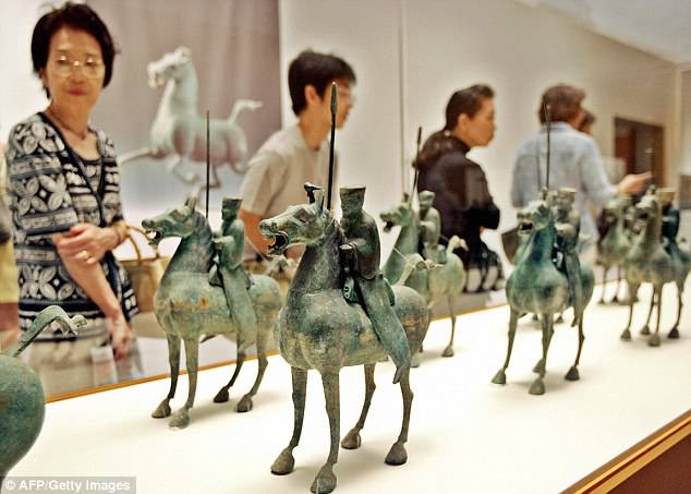 Căn cứ vào các tài liệu lịch sử, Tào Tháo được mai táng cùng với vợ - người qua đời ở độ tuổi 70, không trùng khớp với độ tuổi của 2 bộ hài cốt trên. Do vậy, danh tính của hai người phụ nữ trên vẫn là một bí ẩn.