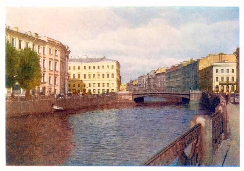 Các tòa nhà cổ kính nằm dọc hai bên sông Moika ở thành phố Leningrad nổi tiếng của Liên Xô.