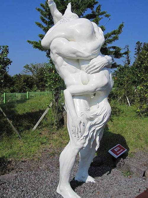 Khi mới bước chân vào Công viên Tình yêu với hơn 100 bức tượng theo chủ đề sex này, không ít du khách cảm thấy có chút ngại ngùng.