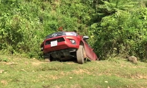 Chiếc xe các nghi phạm dùng để tẩu thoát sau vụ bắn chết người ở Kon Tum - Ảnh: T.C