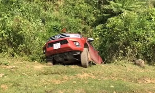 Chiếc xe các nghi phạm dùng để tẩu thoát sau vụ bắn chết người ở Kon Tum - Ảnh: T.C