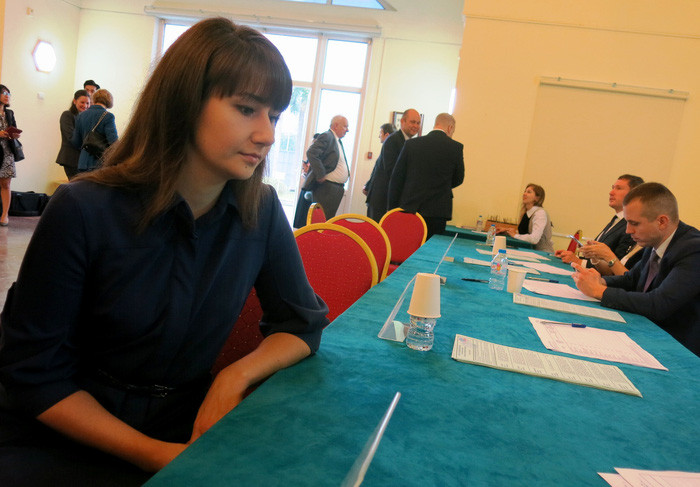 Một phụ nữ Nga xinh đẹp được hướng dẫn bỏ phiếu tại Hà Nội