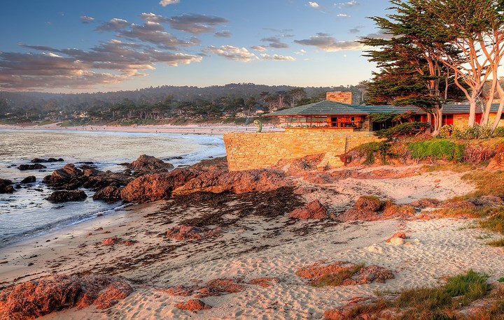 Bãi biển Carmel, California (Mỹ). Carmel nằm trên bờ biển Thái Bình Dương và được biết đến với cảnh quan thiên nhiên rực rỡ, lịch sử nghệ thuật phong phú.