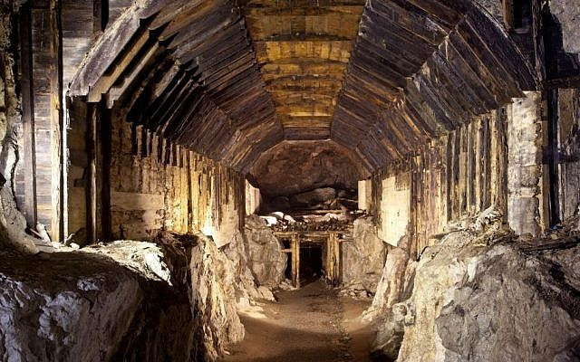 Đức quốc xã đã sử dụng hàng ngàn lao động là các tù nhân ở trại tập trung để xây dựng hệ thống đường hầm này.