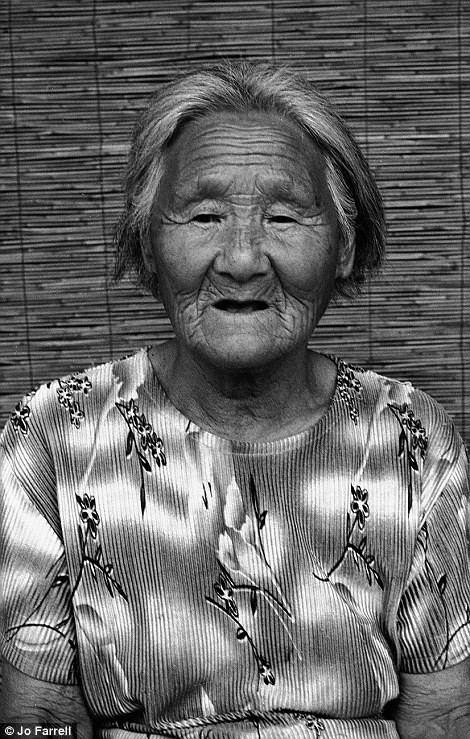 Bà Gong Xiu Ying, sinh năm 1929, bắt đầu bó chân từ năm 15 tuổi.