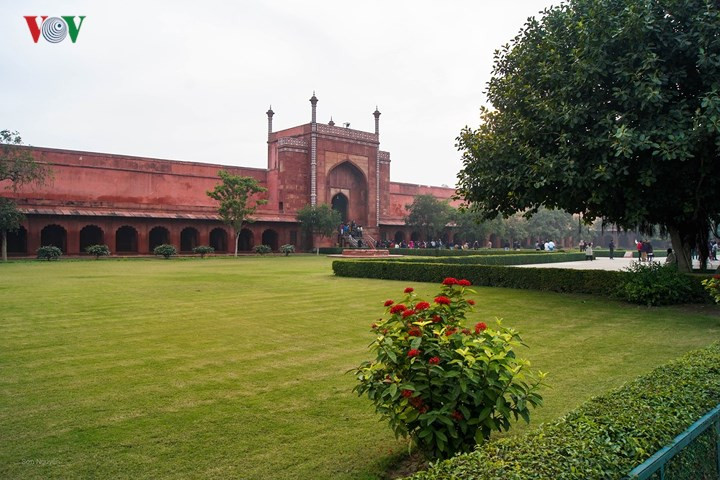 Khu tường thành bao phía ngoài ngôi đền, được xây dựng bằng đá sa thạch đỏ, tương phản với khu lăng mộ bằng đá cẩm thạch trắng phía bên trong.