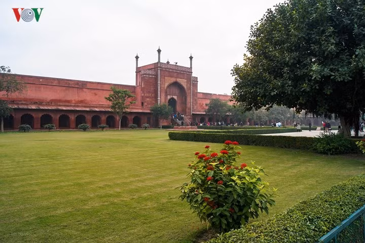 Khu tường thành bao phía ngoài ngôi đền, được xây dựng bằng đá sa thạch đỏ, tương phản với khu lăng mộ bằng đá cẩm thạch trắng phía bên trong.