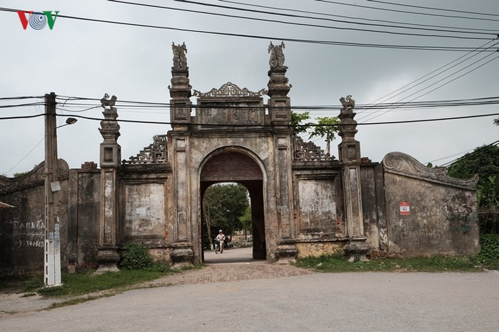 Ngoài chùa Nôm, ta còn có thể khám phá Làng Nôm với một quần thể kiến trúc cổ thuần Việt cần được gìn giữ bảo tồn với: Cổng làng, Đình làng, chùa Nôm, chợ Nôm, những con đường gạch cổ….