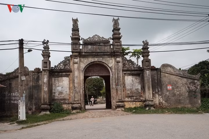 Ngoài chùa Nôm, ta còn có thể khám phá Làng Nôm với một quần thể kiến trúc cổ thuần Việt cần được gìn giữ bảo tồn với: Cổng làng, Đình làng, chùa Nôm, chợ Nôm, những con đường gạch cổ….