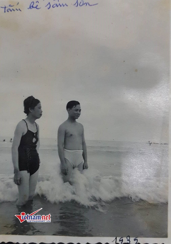 Vợ thầy lang Định khi đó đã rất tân tiến, mặc áo tắm liền mảnh đi tắm biển ở Sầm Sơn năm 1935.