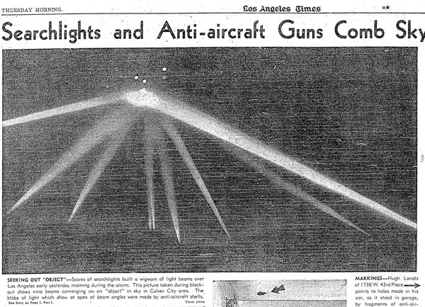 Sự việc này xảy ra vài tháng sau trận Trân Châu Cảng. Vào ngày hôm ấy, Lực lượng Phòng vệ Dân sự (CDS) ở Bờ Tây nước Mỹ phát hiện ra dấu hiệu đầu tiên của một máy bay lạ xâm nhập không phận.