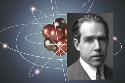 Phải: Niels Bohr, ảnh chụp vào khoảng năm 1922 (AB Lagrelius & Westphal) Phông nền: Hình miêu tả một nguyên tử. Ảnh: Alexander Bedrin/iStock.