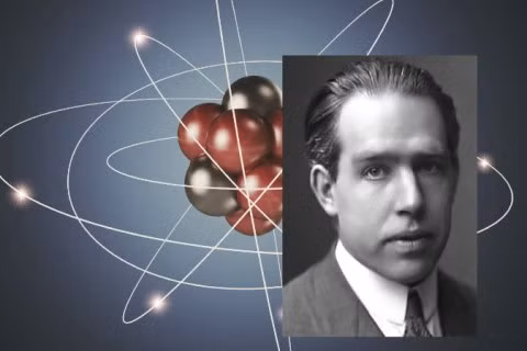 Phải: Niels Bohr, ảnh chụp vào khoảng năm 1922 (AB Lagrelius & Westphal) Phông nền: Hình miêu tả một nguyên tử. Ảnh: Alexander Bedrin/iStock.