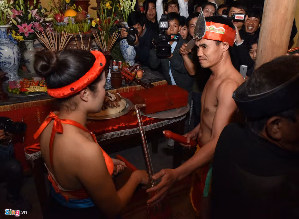 Trong bóng tối, cụ thủ từ hô “linh tinh tình phộc” và người nam dùng Nõ đâm vào Nường, nếu trúng 3 lần thì năm đó mây thuận gió hòa, mùa màng bội thu. Trước đây, sau lễ mật, cụ thủ từ hô to “tháo khoán” cho trai gái trong làng tự do yêu đương, con sinh ra được coi là “trời ban” và cả làng sẽ nuôi dưỡng. Tuy nhiên, hiện nay phong tục này đã không còn.