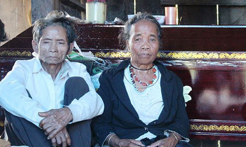 Bà Bnướch Chớơch thẫn thờ ngồi bên chiếc quan tài của con trai.