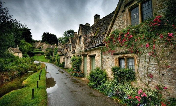 Bibury, Anh. Làng quyến rũ này chứa đầy những ngôi nhà cổ bằng đá màu mật ong được xem là ngôi làng đẹp nhất nước Anh.