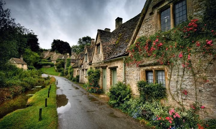 Bibury, Anh. Làng quyến rũ này chứa đầy những ngôi nhà cổ bằng đá màu mật ong được xem là ngôi làng đẹp nhất nước Anh.