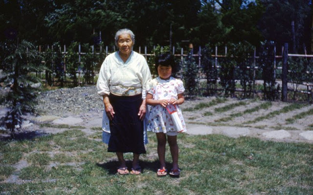 Hai bà cháu chụp ảnh lưu niệm.