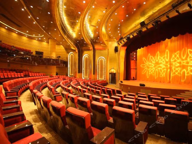 Khách sạn có một nhà hát mini với nội thất lung linh và sang trọng.