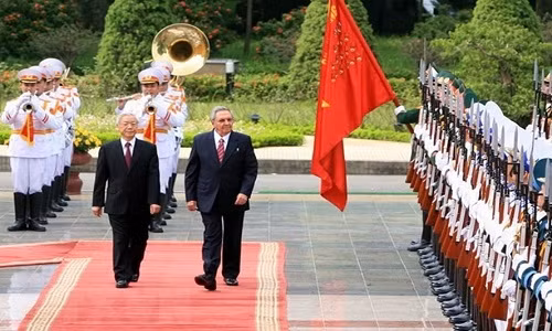 Tổng Bí thư Nguyễn Phú Trọng và Bí thư thứ nhất Ban Chấp hành Trung ương Đảng Cộng sản Cuba, Chủ tịch Hội đồng Nhà nước và Hội đồng Bộ trưởng Cuba Raul Castro duyệt đội danh dự khi ông Raul Castro thăm Việt Nam năm 2012. Ảnh: TTXVN