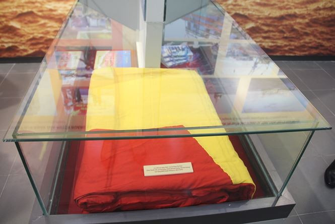 Lá cờ rộng 100m2 do cụ bà Phạm Thị Phấn (Hải Dương) tặng huyện Hoàng Sa. Ảnh: Thanh Trần.