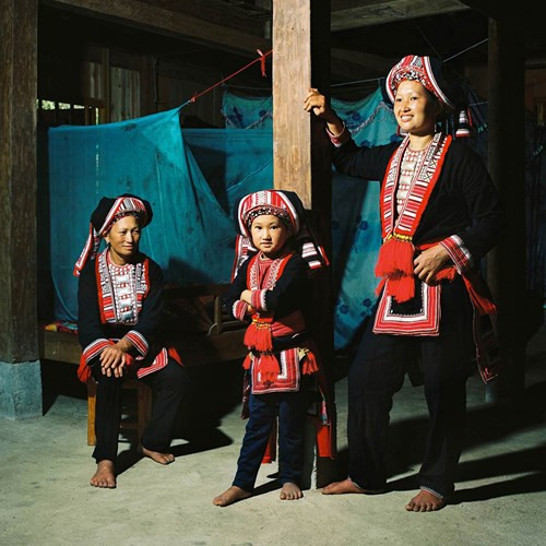 Ba thế hệ phụ nữ trong một gia đình người Dao Đỏ trong trang phục truyền thống. Bức ảnh được chụp trong nhà của một gia đình Dao Đỏ tại xã Nam Hồng - Huyện Hoàng Su Phì.