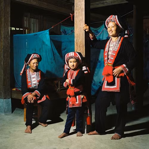 Ba thế hệ phụ nữ trong một gia đình người Dao Đỏ trong trang phục truyền thống. Bức ảnh được chụp trong nhà của một gia đình Dao Đỏ tại xã Nam Hồng - Huyện Hoàng Su Phì.