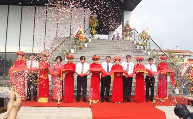 Nhà trưng bày lấy ý tưởng từ con dấu của vua Minh Mạng trong Sắc chỉ thành lập Hải đội đến Hoàng Sa năm 1835, để minh chứng mốc chủ quyền Hoàng Sa của Việt Nam. Công trình khởi công vào cuối năm 2015 với tổng mức đầu tư hơn 43 tỷ đồng, được xây dựng trên khu đất gần 1.300m2, với thiết kế 4 tầng. Trong ảnh: Cắt băng khánh thành Nhà trưng bày Hoàng Sa.