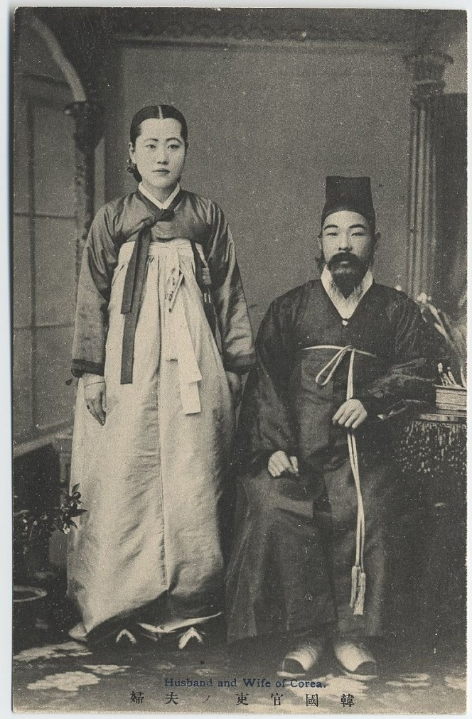Hình ảnh lịch sử vợ chồng người Hàn Quốc trong trang phục truyền thống năm 1904.