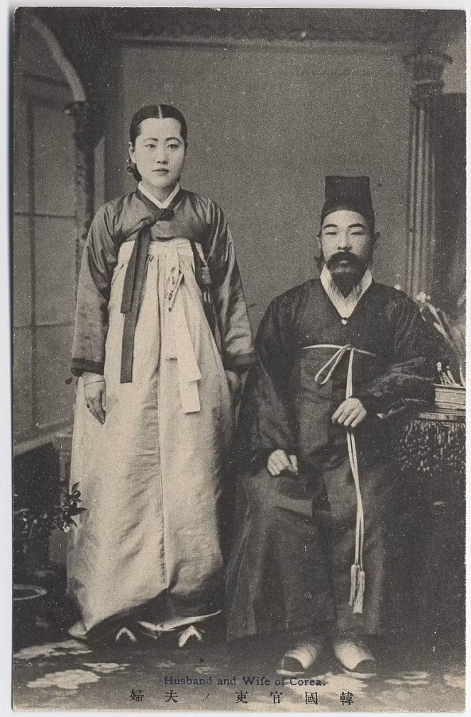 Hình ảnh lịch sử vợ chồng người Hàn Quốc trong trang phục truyền thống năm 1904.