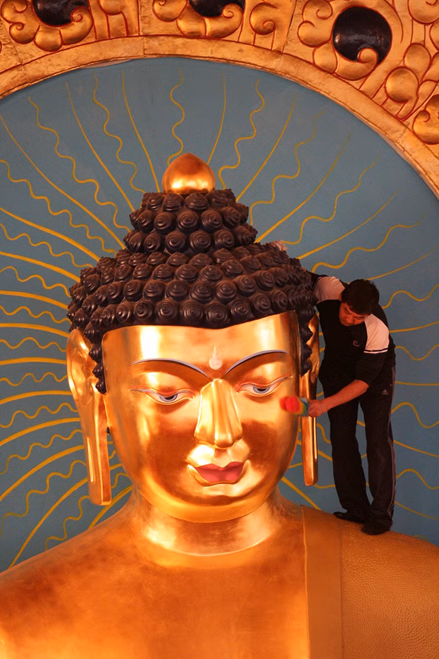 Tại ngôi chùa này còn có bức tượng Phật cao 9 m được mạ vàng, đây cũng là bức tượng Phật lớn nhất tại châu Âu. (Ảnh: AR)