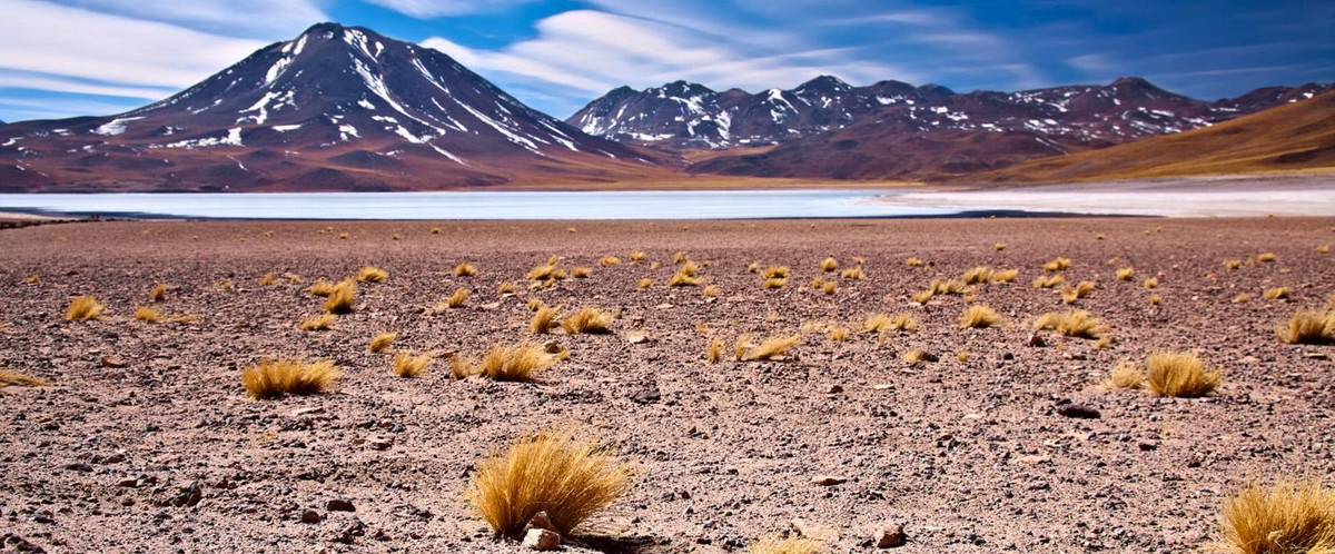 Sa mạc Atacama là một trong ít sa mạc hầu như không có mưa. Người ta cho rằng, nguyên nhân khiến sa mạc này ít có mưa vì có những dãy núi cao nằm xung quanh.