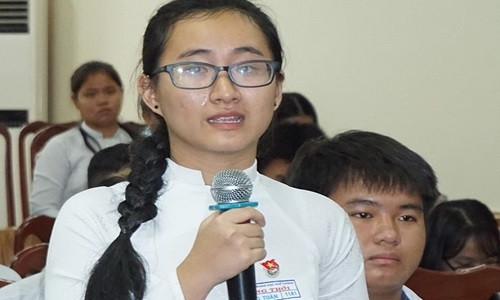 Nữ sinh khóc, kể về câu chuyện của lớp mình và giáo viên dạy Toán. Ảnh: Minh Nhật.